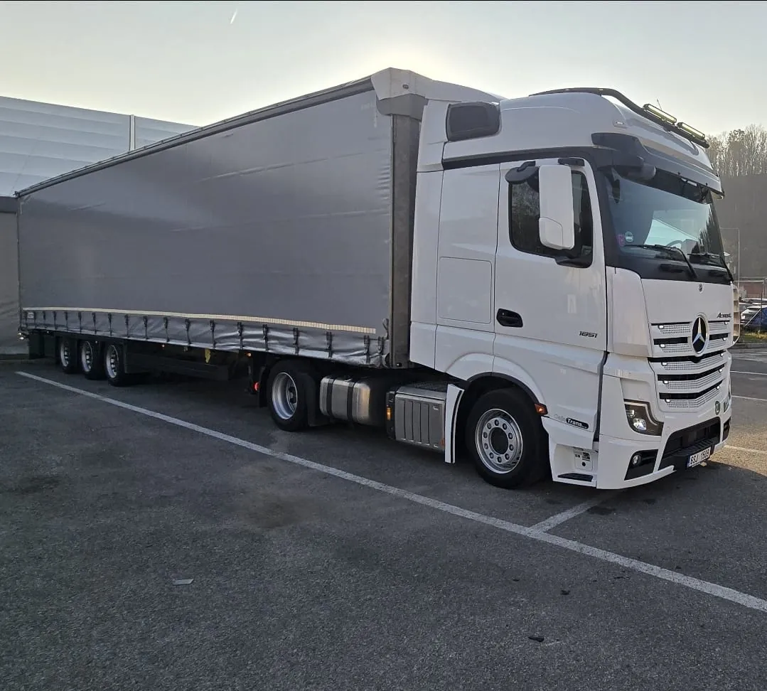 Mercedes-Benz Actros s plachtovým návěsem
